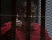 بدء محاكمة مرسى و10 آخرين بقضية التخابر مع قطر.. وهتافات داخل القفص