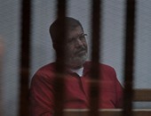 قاضى "التخابر مع قطر" لمحمد مرسى: "إتعدل فى القفص"
