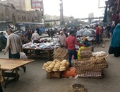 بالصور.. الباعة الجائلون يعودون بعد انتهاء زيارة محافظ القاهرة للعتبة