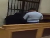 بالفيديو..ضابط شرطة يصطحب سيدة مسنة لداخل محكمة جنايات الزقازيق لمشاهدة إبنها
