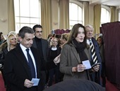 بالصور.. ساركوزى وزوجته يدليان بصوتيهما فى الانتخابات المحلية بفرنسا