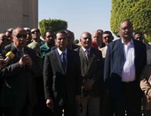 بالصور.. 350 من أدباء مصر ينظمون وقفة أمام السد العالى لدعم السياحة