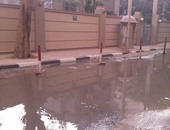 صحافة المواطن.. شارع السفارة السنغافورية بالجيزة يغرق فى مياه الصرف الصحى
