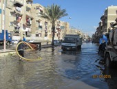 بالصور.. المياه تحاصر سكان حى الزهور فى بورسعيد بعد انفجار ماسورة مياه 