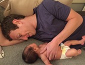 مؤسس "فيس بوك" ينشر صورة له بصحبة ابنته ماكس