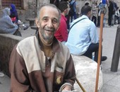 "عم سعيد" عامل نظافة لم يُكمل تعليمه قرأ 12 ألف كتاب ويتقن ثلاث لغات