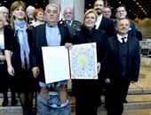 فى موقف محرج ..سقوط”بنطلون” رئيس لجنة حقوقية أثناء تكريمه من رئيس كرواتيا