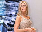 كريمة بطبعها ..قلق بين أصدقاء جينيفر أنيستون لفارق الدخل مع حبيبها الجديد