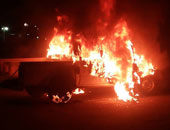 مجهولون يشعلون النيران فى سيارة شرطة بشارع فيصل