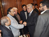 حمدين صباحى وأسرة "ليالى الحلمية" فى عزاء سيد عبد الكريم