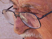 باحثون يطورون عدسة مصنوعة من نفس مادة شاشة الموبايل تحسن بصر كبار السن