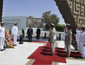 وزير الدفاع ينيب قادة الجيوش بوضع إكليل الزهور على النصب التذكارى