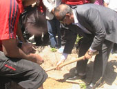 محافظ البحر الأحمر يشارك شباب الجامعات فى زراعة شجرة بيوم التشجير