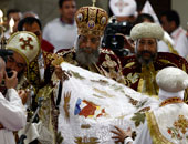 البابا والرئيس فى أول عيد قيامة لهما.. "تواضروس" يرأس قداس العيد بحيوية شاب.. ومرسى ينيب وزير الإسكان عنه فى أضعف تمثيل حكومى لتهنئة الأقباط منذ 32 عاماً.. و"موسى" وباترسون والزعيم أبرز الحاضرين