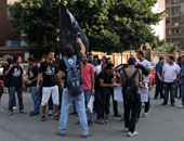 نشطاء أمام محكمة الإسكندرية ينددون بحبس زملائهم بتهمة رسم جرافيتى