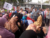 عمال شركة أبيكو يرفعون أعلام مصر احتفالا بفوز السيسى بالرئاسة