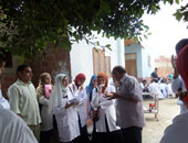 تظاهر العاملين بالمستشفيات الجامعية بالإسكندرية لتأخر حافز عيد الأضحى