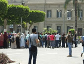 مشادات بين خريجين يتظاهرون أمام "الاتحادية" وأفراد تأمين القصر