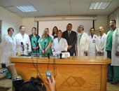 خبراء عالميون يجرون عمليات قلب للأطفال غير القادرين مجانًا