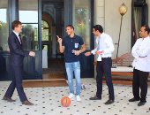 السفير البريطانى فى القاهرة.. دبلوماسى بدرجة "ابن بلد".. المصريون يتابعون صفحته كما لو كان مصريا.. باسبورك فى إيدك لـ"رمضان صبحي".." الزهر لعب" لأحد الطلاب..ووصلات هزار ميدو وصلاح جعلته نجما جماهيريا