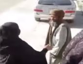 بالفيديو.. أفغانيات يضربن "أب" زوج ابنته لرجل يكبرها بـ49عاما مقابل "معزة"