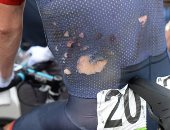 أولمبياد 2016.. بالصور.. دراج يتعرض لحادث تسبب فى تقطيع ملابسه