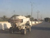 بالصور..سيارة تابعة لشركة الصرف الصحى تلقى حمولتها على الطريق السريع بالعياط