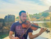 بالفيديو والصور..لنشر السعادة..طالبان يعزفان بشوارع الإسكندرية بلا مقابل