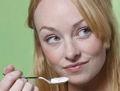 دراسة إسبانية: تناول الزبادى كامل الدسم يحمى من الإصابة بالاكتئاب