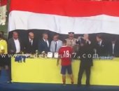 بالفيديو..عبدالله السعيد يحرج مرتضى منصور برفض ارتداء ميدالية المركز الثانى