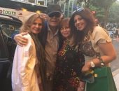 "الصحبة فى باريس تحلى"..يسرا وإلهام شاهين تلتقيان بالساحر فى فرنسا