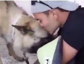 بالفيديو..شرطى إسبانى يسجل وداعه لكلبه المريض قبل قتله بـ"الموت الرحيم" 