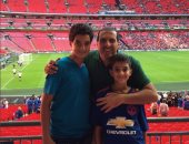 عمرو خالد ينشر صورا له بصحبة أولاده باستاد "ويمبلى" فى لندن 