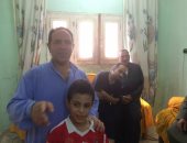 بالفيديو والصور.. أحد المختطفين المحررين بليبيا يروى تفاصيل اختطافه وتحريره.. القوات المسلحة سهلت إجراءات العودة وقدموا لنا الطعام.. ويؤكد: كنا نأكل رغيفا واحدا فى اليوم و"جركن" مياه لـ20 فردا