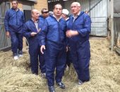 وزير الزراعة يتفقد عدداً من مزارع الانتاج الحيوانى فى هولندا