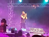 بالصور.. عمرو دياب يُشعل أجواء حفل جولف مارينا بأجمل أغنياته