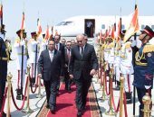 رئيس الوزراء يصل المطار لاستقبال نظيره اليمنى.. ومباحثات تستغرق أيام 