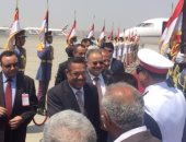 رئيس الوزراء ونظيره اليمنى يغادران مطار القاهرة 
