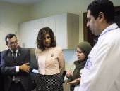 بالفيديو والصور..وزيرة الهجرة تتفقد أقسام مستشفى بهية وتستمع لشرح الفريق الطبى