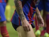 أخبار ميسي اليوم.. نجم برشلونة يغادر مواجهة أشبيلية بدون "الشورت"