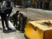 حى العجمى بالإسكندرية يقوم بأعمال تطهير لشبكة الصرف الصحى