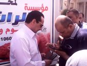 بالصور.. رئيس مدينة المحلة يتابع قوافل أسواق تحيا مصر بقرية سندسيس