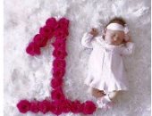 "عشان تشوفها بتكبر إزاى"..أم تصور طفلتها كل شهر منذ ولادتها لمدة عام