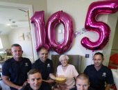 بريطانية تحتفل بعيد ميلادها الـ105.. وتطلب التورتة من رجل إطفاء "بتاتو"