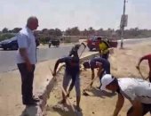 بالفيديو.. شباب قرية رابعة بشمال سيناء يشاركون فى حملة تجميل قريتهم