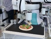 بالصور.. روبوت يابانى جديد لإعداد السوشى والبيتزا