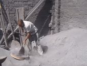 بالفيديو.. عمال "صناعة الألومنيوم" فى الدويقة .. يتنفسون الموت من أجل لقمة العيش