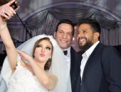 بالصور.. "سلمى" تلتقط "selfie" يجمعها بـ"أحمد" وحماقى فى زفافهما