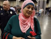 طرد أمريكية مسلمة من فعالية لـ"ترامب" بعد توزيعها أقلاما عليها كلمة السلام