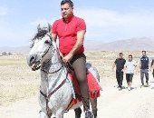 بالصور.. على دائى يقود تدريب النفط الإيرانى فى الصحراء على ظهر حصان